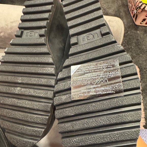 UGG : Suede + Sheepskin lining winter wedge boot. - Picture 4 of 7